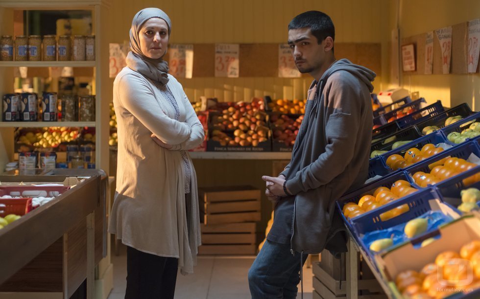 Omar junto a su madre en el negocio familiar en la primera temporada de 'Élite'