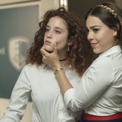 María Pedraza y Danna Paola, actrices de 'Élite' en una escena en el baño