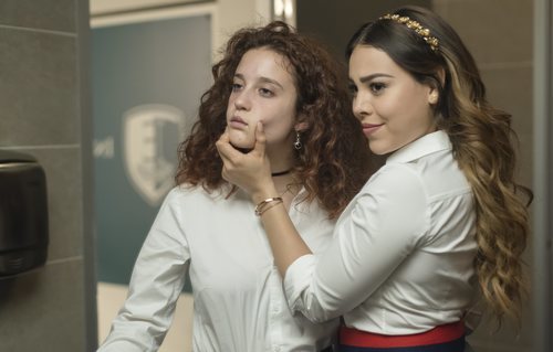 María Pedraza y Danna Paola, actrices de 'Élite' en una escena en el baño