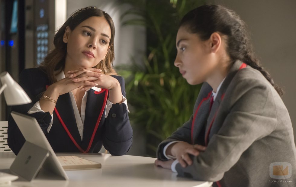 Lucrecia y Nadia en una escena de 'Élite' en su primera temporada