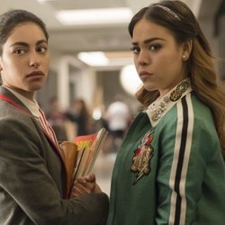 Nadia y Lucrecia frente a frente en una escena de la primera temporada de 'Élite'