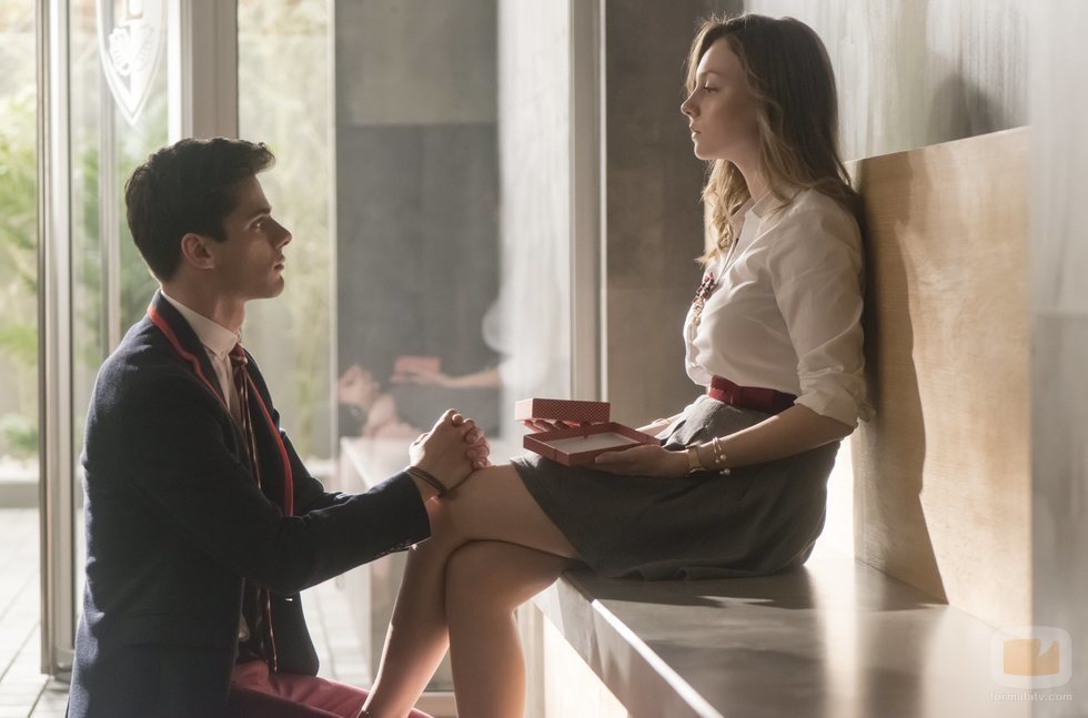 Polo y Carla en una escena de 'Élite' en su primera temporada