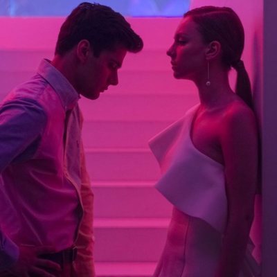 Polo y Carla hablan en la fiesta de fin de curso, último capítulo de 'Élite'