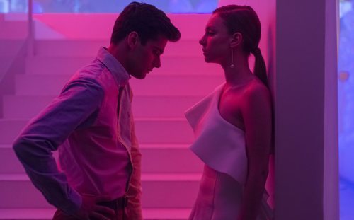 Polo y Carla hablan en la fiesta de fin de curso, último capítulo de 'Élite'