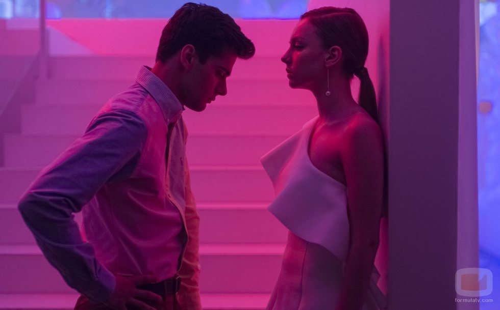 Polo y Carla hablan en la fiesta de fin de curso, último capítulo de 'Élite'