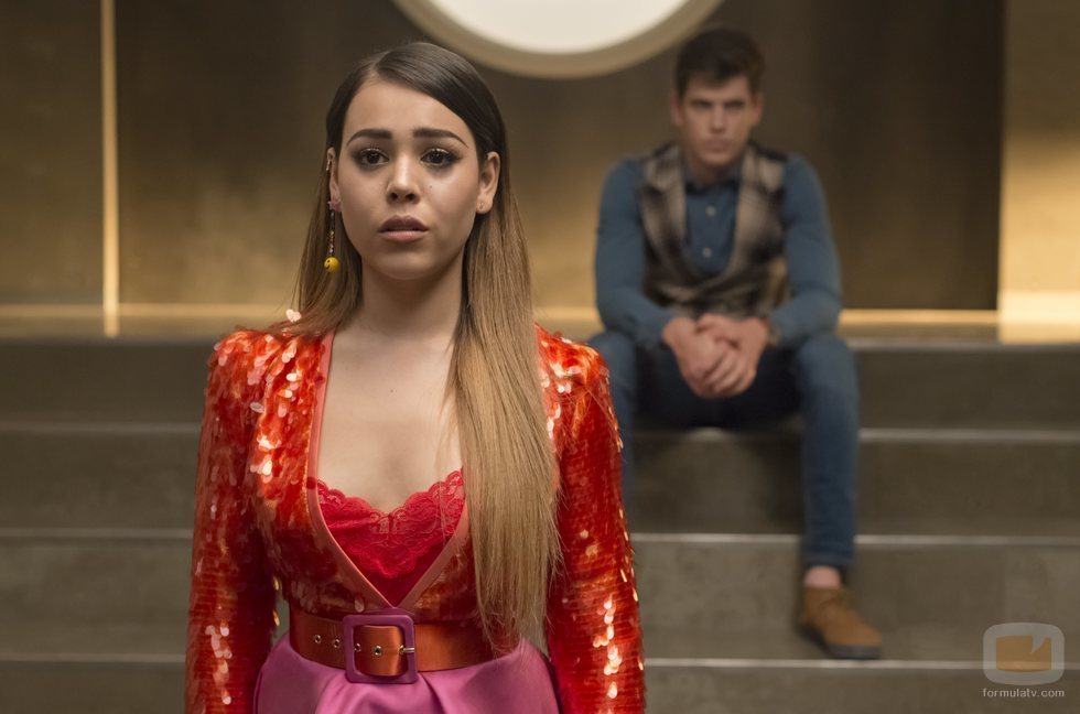 Danna Paola y Miguel Bernardeau, de 'Élite', en una escena de la primera temporada