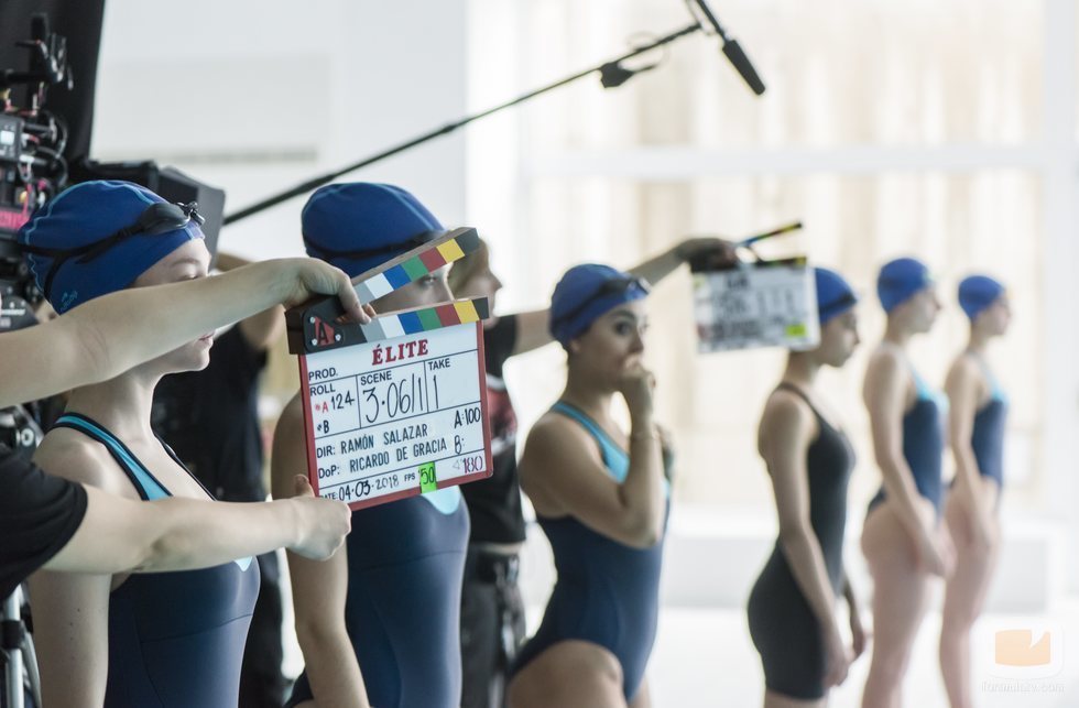 Las protagonistas de 'Élite' tras las cámaras en la primera temporada