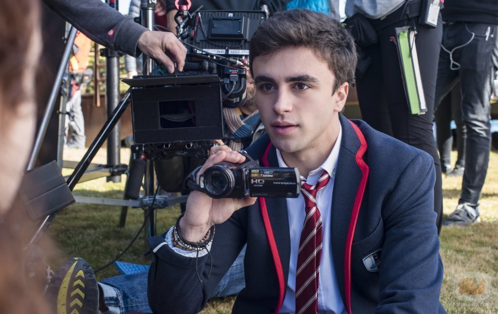 Itzan Escamilla en el rodaje que la primera temporada de 'Élite'