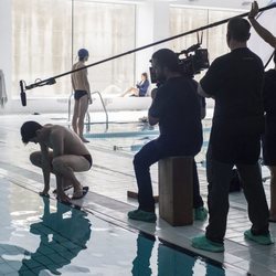 Miguel Bernardeau en el rodaje de una escena de 'Élite' en la piscina