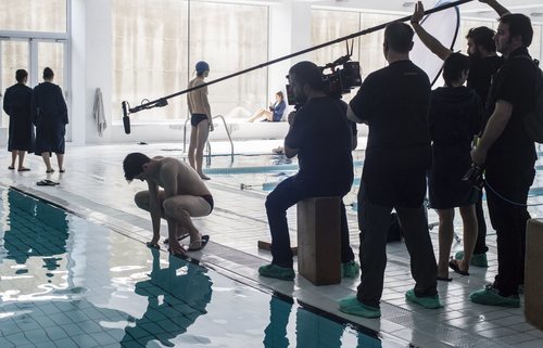 Miguel Bernardeau en el rodaje de una escena de 'Élite' en la piscina