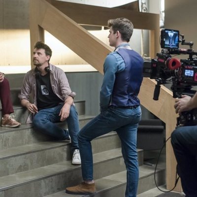 Mina El Hammani y Miguel Bernardeau repasan la escena junto a Ramón Salazar, director de 'Élite'