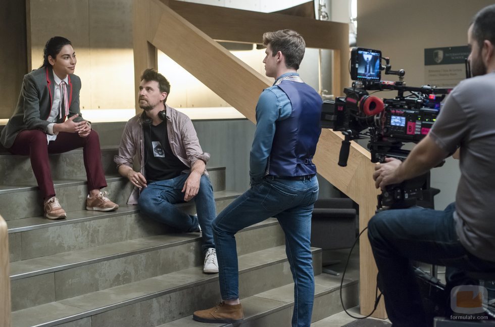 Mina El Hammani y Miguel Bernardeau repasan la escena junto a Ramón Salazar, director de 'Élite'