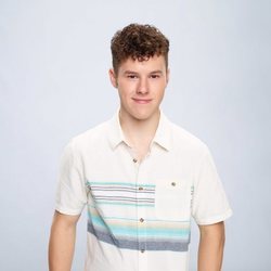 Nolan Gould posa para la décima temporada de 'Modern Family'