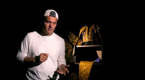 Frank Cuesta y un traje de luces en 'Wild Frank: Toros'