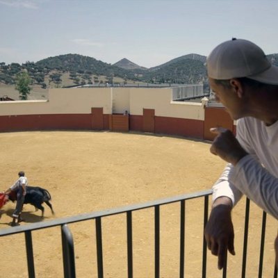 Frank Cuesta observando un entrenamiento taurino