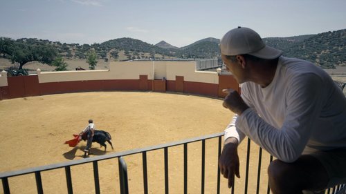 Frank Cuesta observando un entrenamiento taurino