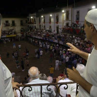 Frank Cuesta habla durante un festejo taurino