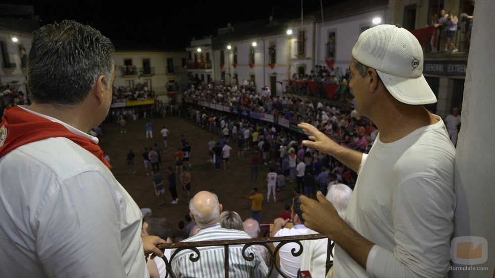 Frank Cuesta habla durante un festejo taurino