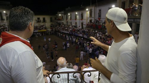 Frank Cuesta habla durante un festejo taurino