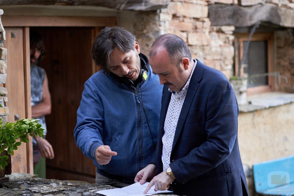 Carlos Areces durante el rodaje de 'El pueblo' junto a Alberto Caballero
