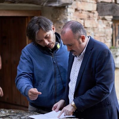 Carlos Areces durante el rodaje de 'El pueblo' junto a Alberto Caballero