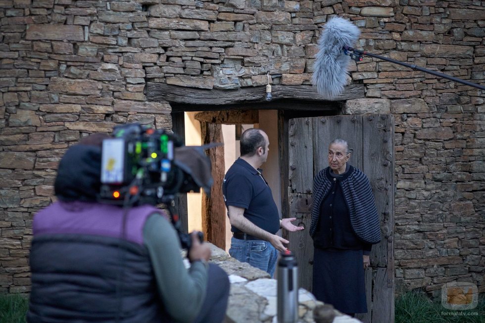 Carlos Areces y Emilia Ortiz durante el rodaje de 'El pueblo'