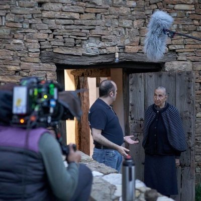 Carlos Areces y Emilia Ortiz durante el rodaje de 'El pueblo'