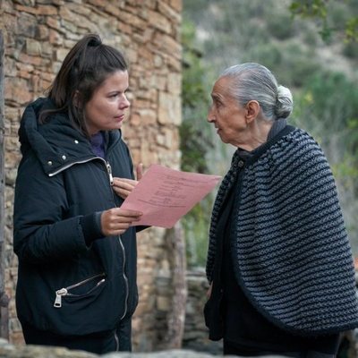 Emilia Ortiz durante el rodaje de 'El pueblo' junto a Laura Caballero