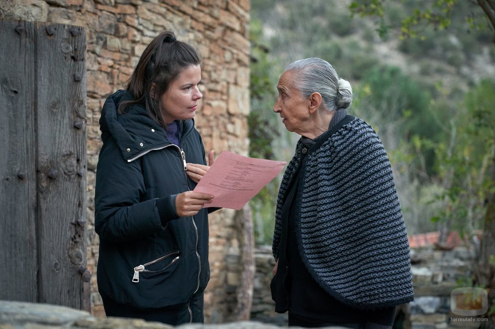 Emilia Ortiz durante el rodaje de 'El pueblo' junto a Laura Caballero