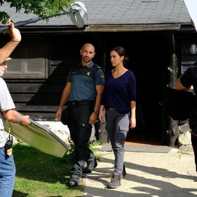 Alain Hernández y Megan Montaner durante el rodaje de 'La caza.Monteperdido'