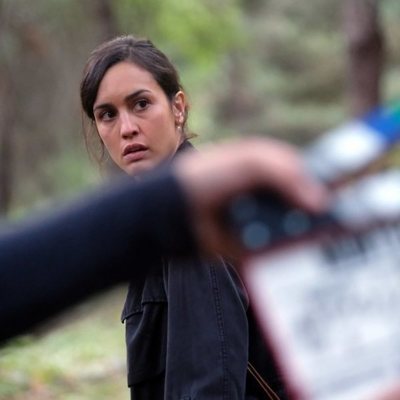 Megan Montaner grabando una escena en la serie 'La caza. Monteperdido'