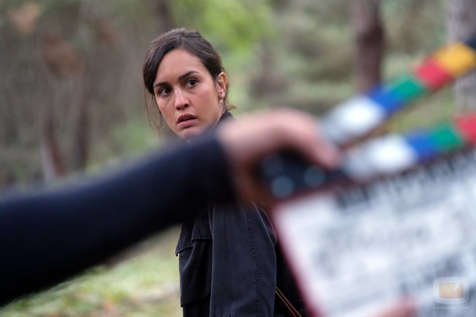 Megan Montaner grabando una escena en la serie 'La caza. Monteperdido'