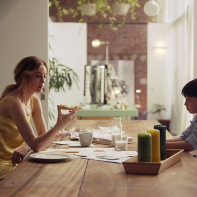 Marta HAzas desayuna con su hijo imaginario en 'Pequeñas coincidencias'