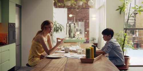 Marta HAzas desayuna con su hijo imaginario en 'Pequeñas coincidencias'