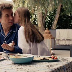 Javier Veiga recibe el beso de su hija imaginaria en 'Pequeñas coincidencias'