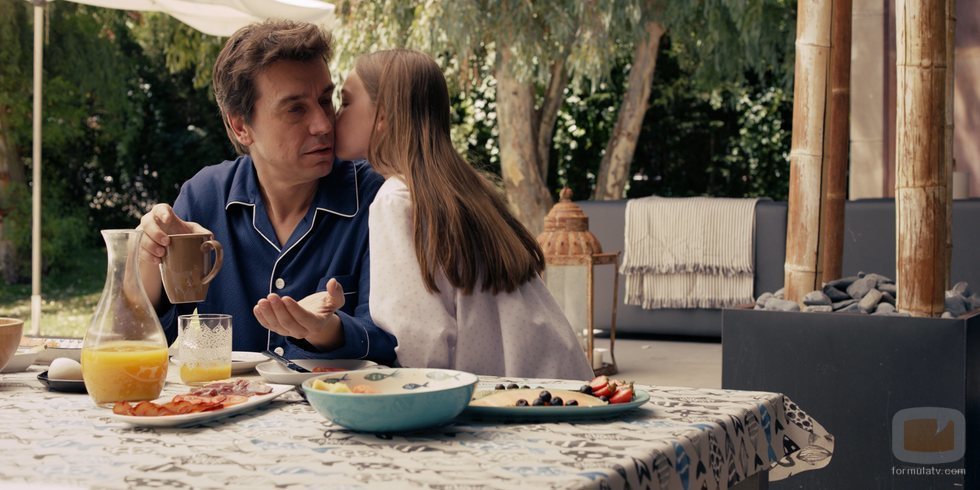 Javier Veiga recibe el beso de su hija imaginaria en 'Pequeñas coincidencias'