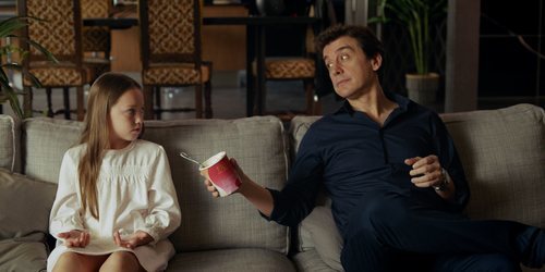 Javier Veiga le ofrece helado a su hija imaginaria en 'Pequeñas coincidencias'