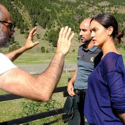 Megan Montarner y Alain Hernández junto al director en 'La caza. Monteperdido'