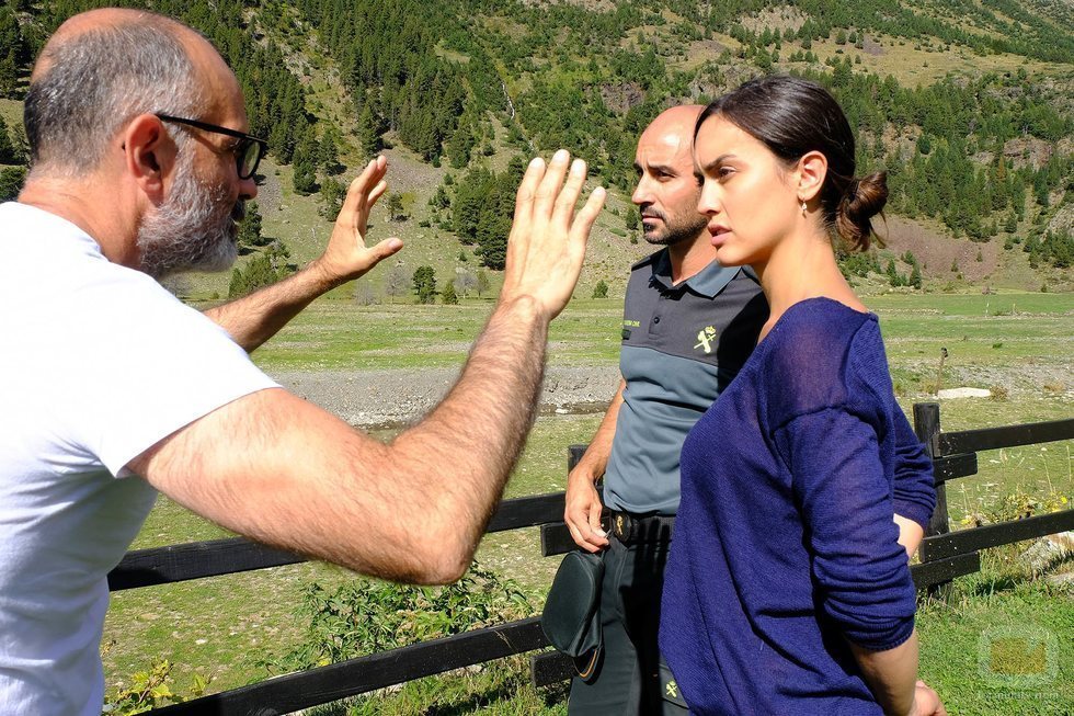Megan Montarner y Alain Hernández junto al director en 'La caza. Monteperdido'