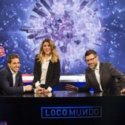 Pablo Ibarburu, Valeria Ros y Quequé posan en el plató de 'LocoMundo'