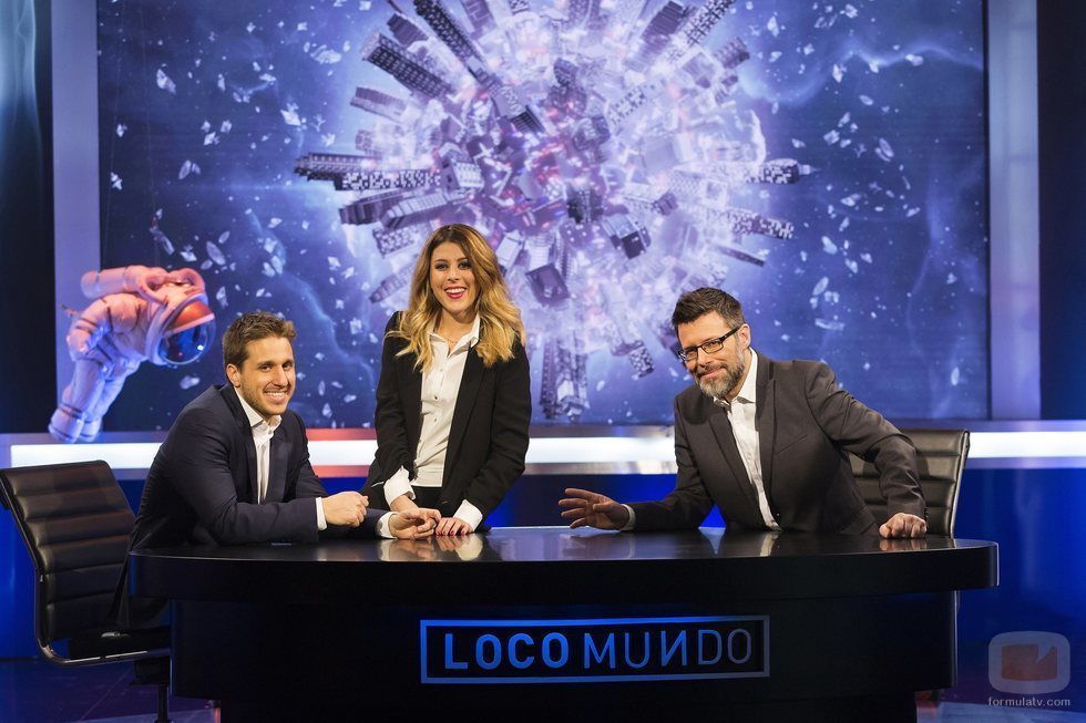 Pablo Ibarburu, Valeria Ros y Quequé posan en el plató de 'LocoMundo'