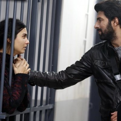 Ömer visita a Elif en prisión en 'Amor de contrabando'