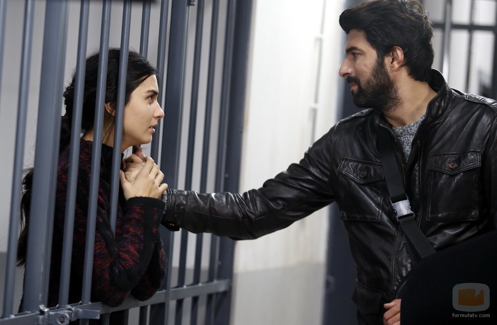 Ömer visita a Elif en prisión en 'Amor de contrabando'