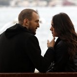 Fatih a punto de besar a Nilüfer en 'Amor de contrabando'