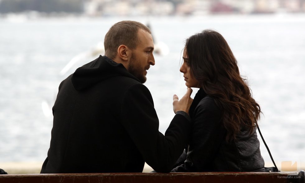 Fatih a punto de besar a Nilüfer en 'Amor de contrabando'