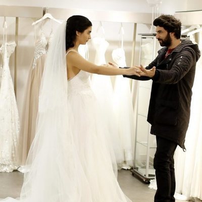 Elif y Ömer en la tienda de vestidos, en 'Amor de contrabando'