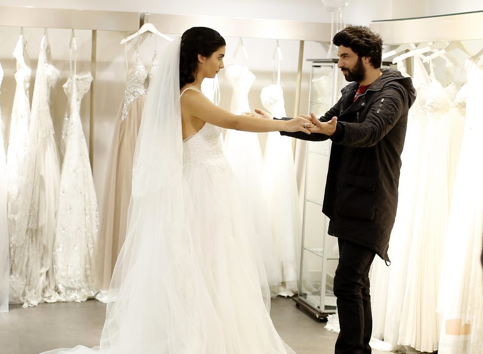 Elif y Ömer en la tienda de vestidos, en 'Amor de contrabando'