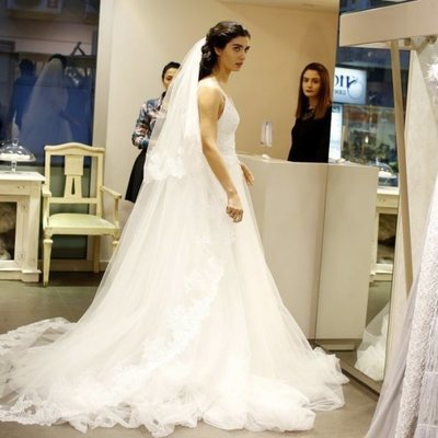 Elif en la tienda de vestidos en 'Amor de contrabando'