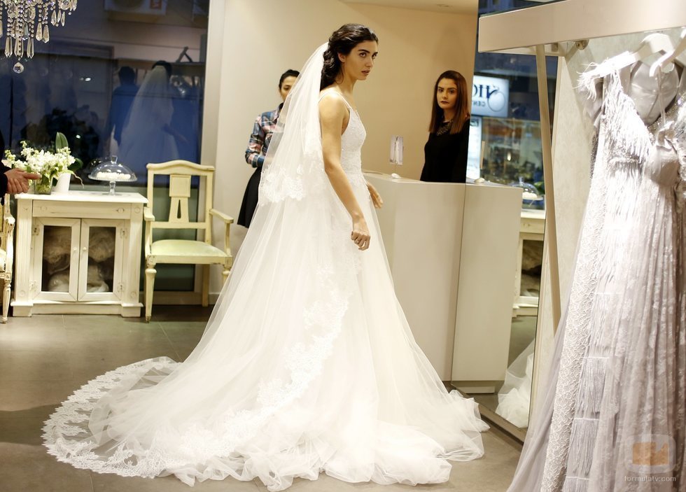 Elif en la tienda de vestidos en 'Amor de contrabando'