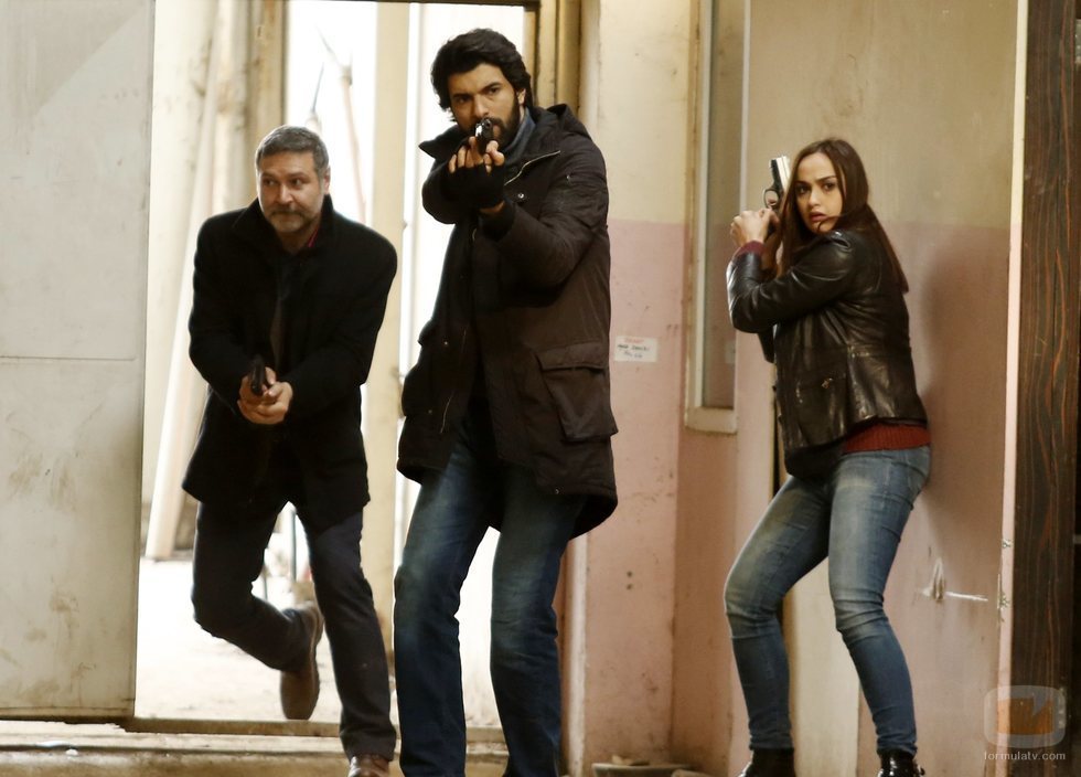 Ömer Demir con sus compañeros en 'Amor de contrabando'